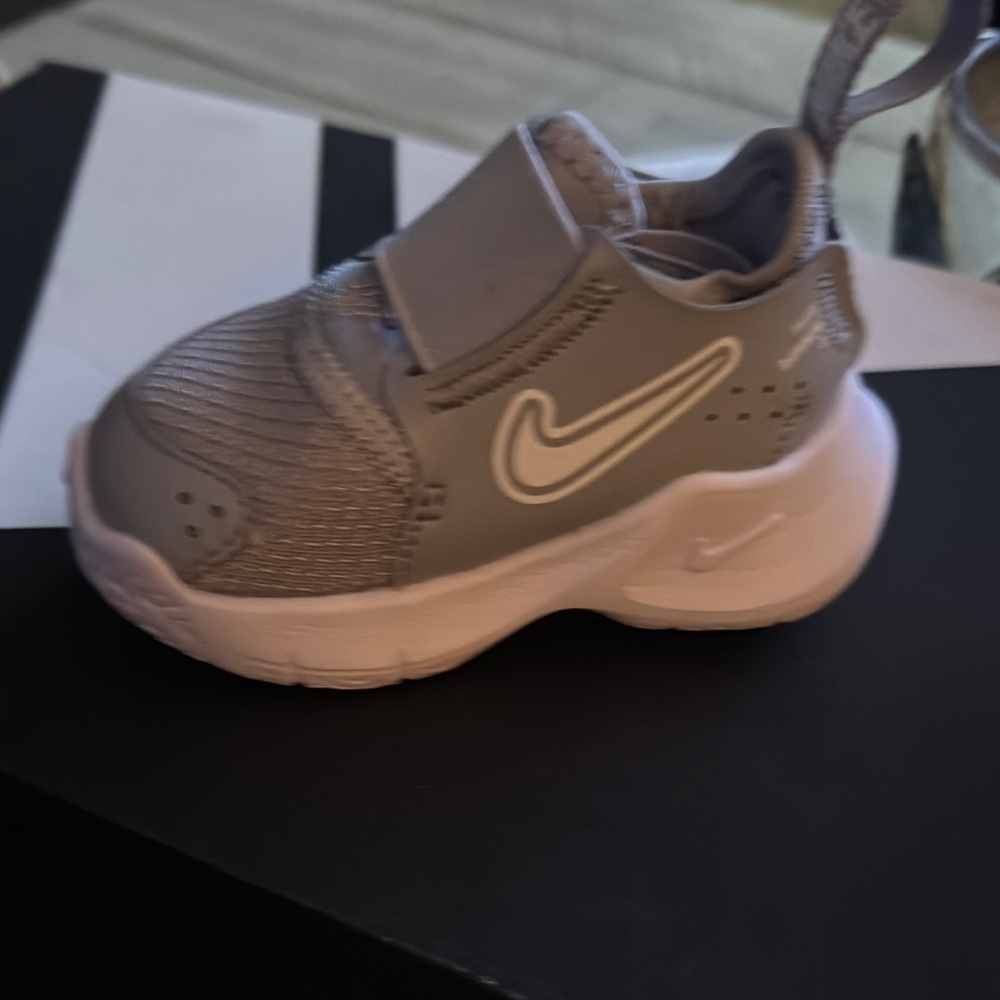 Nike Gray Sneakers Athletic Design Cushioned Comfort